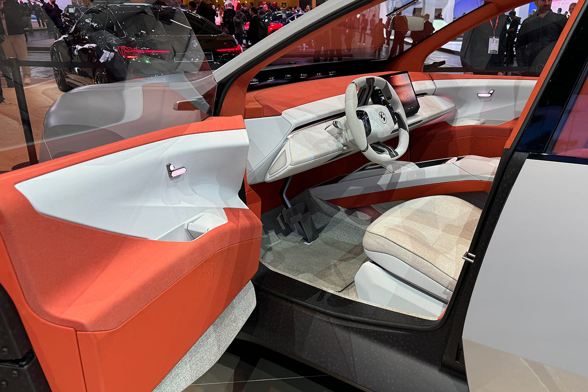 alcantara_salone_parigi_2024_bmw_Neue Klasse X